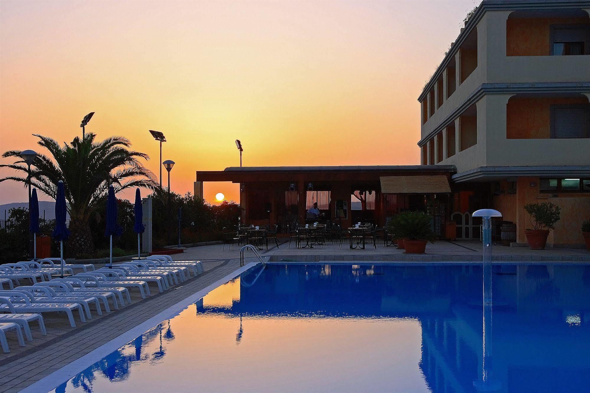 Borgo Saraceno Hotel-Residence Санта-Тереза-Галлура Экстерьер фото